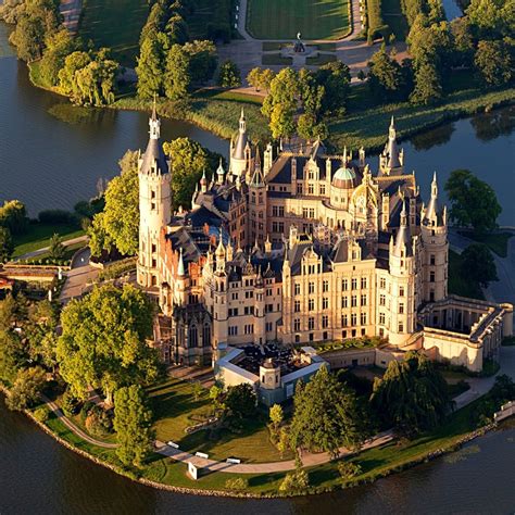 42 Most Beautiful Castles in the World .